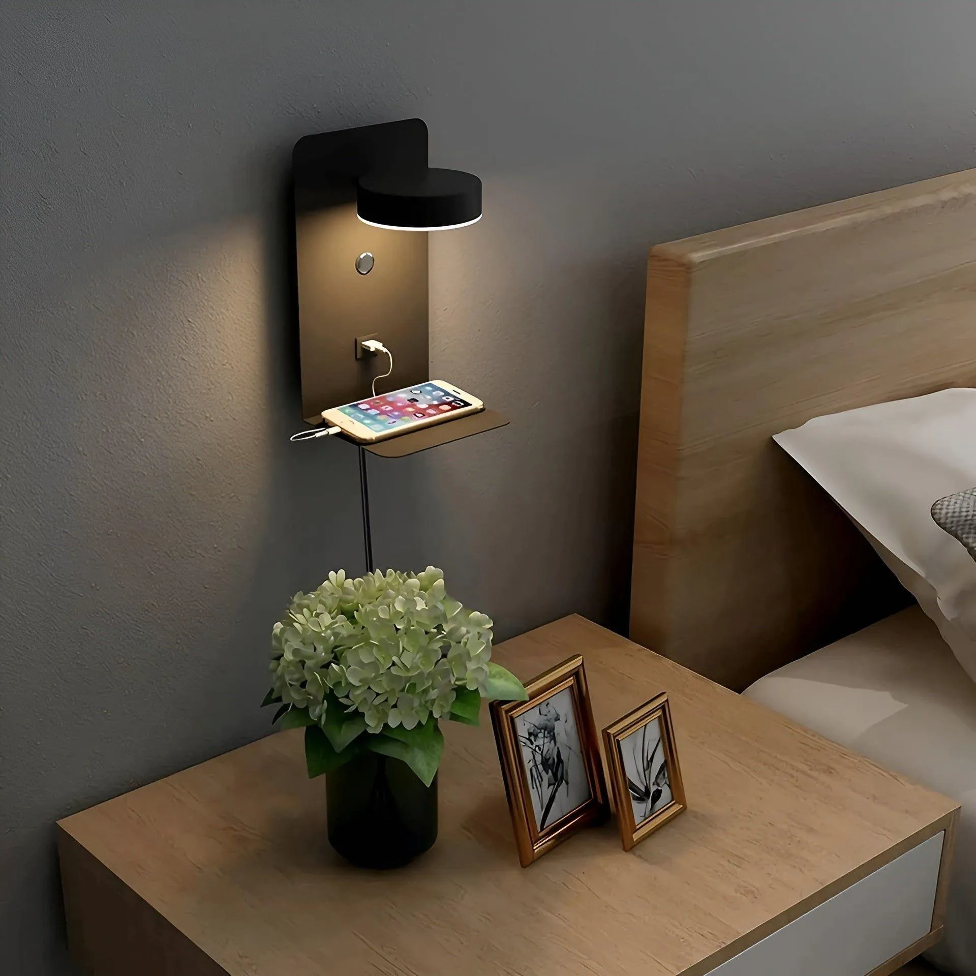 ChargeBright Light - Schwarze und weiße LED-Wandleuchte mit Schalter und USB-Ladeanschluss