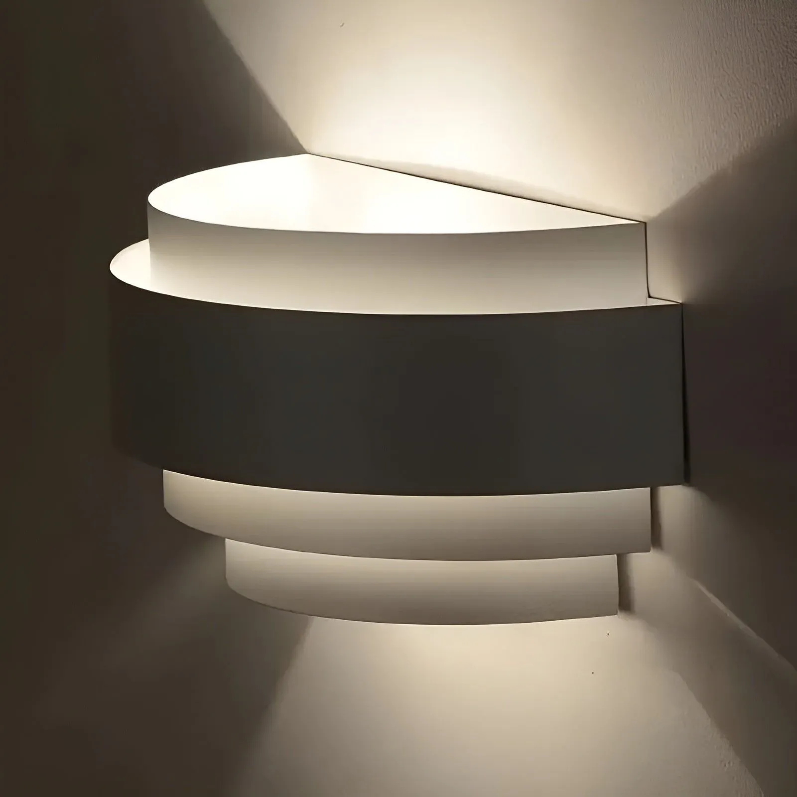 CrescentWave Light - Moderne Halbmond Metall-Wandleuchte