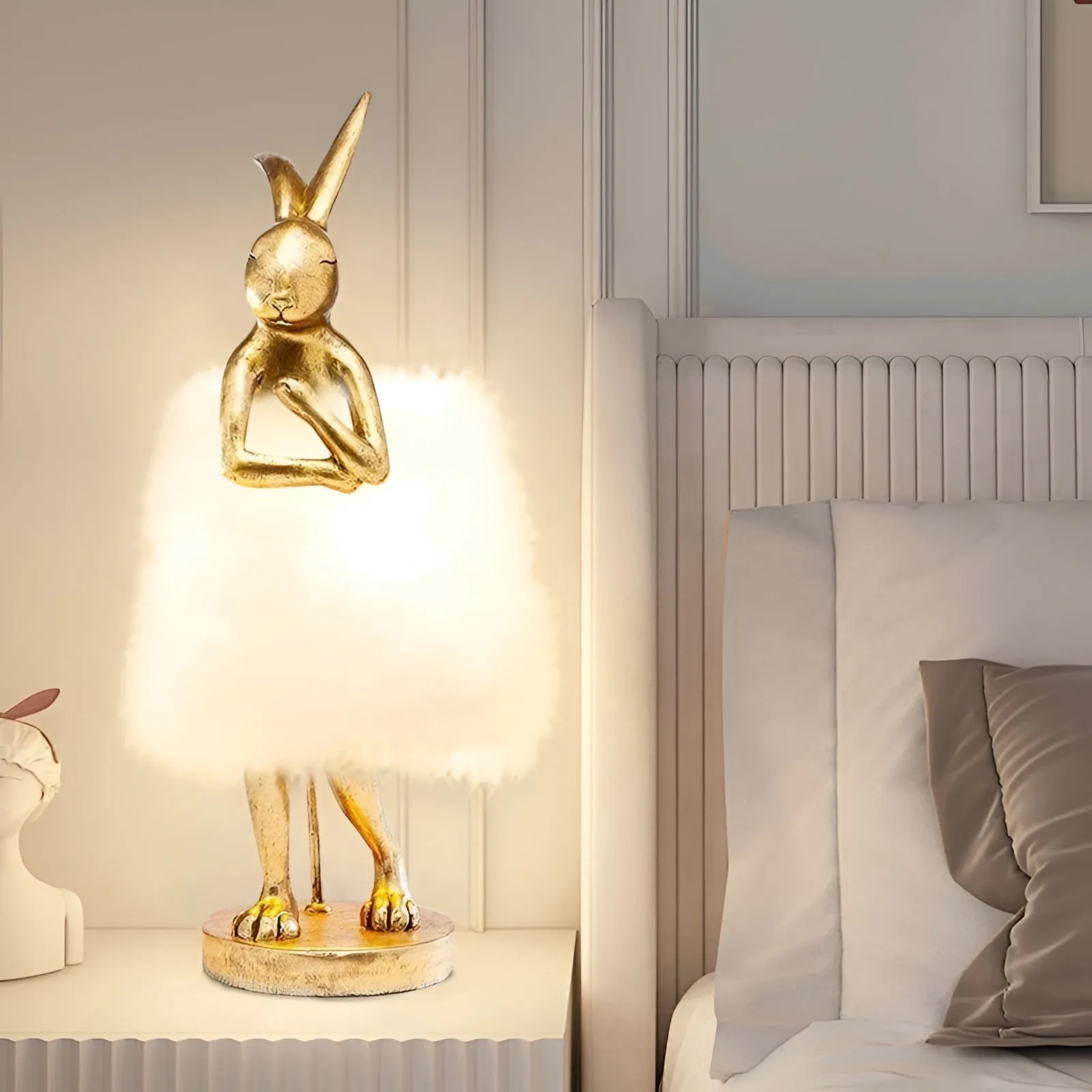 FluffRabbit Lampe - Elegante Kaninchen Tischlampe mit Feder