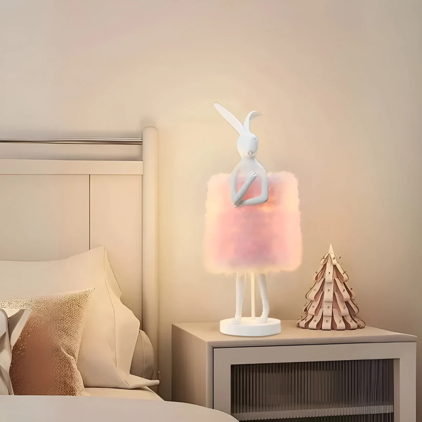 FluffRabbit Lampe - Elegante Kaninchen Tischlampe mit Feder